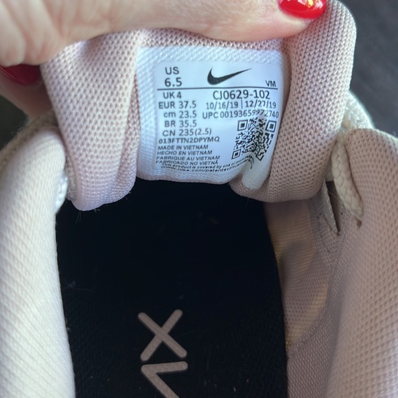 NIKE AIR MAX WOMENS size 6.5. PRACTICALLY NEW! Barely worn! - Picture 4 of 5